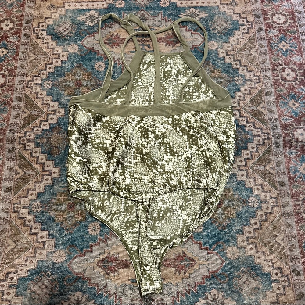 Free People Snakeskin Print One-Piece Bodysuit Olive Green Strappy Back Size XS - Picture 8 of 8